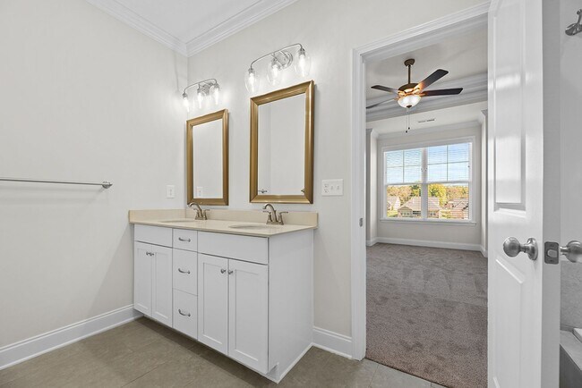 Building Photo - MAINTENANCE FREE, LUXURY TOWNHOME IN FARRA...