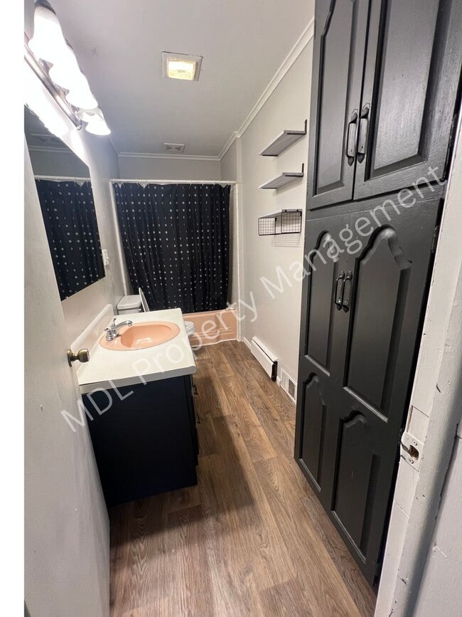 Building Photo - Spacious 5-Bedroom Home- This won't last l...