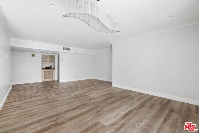 Building Photo - 423 Rexford Dr