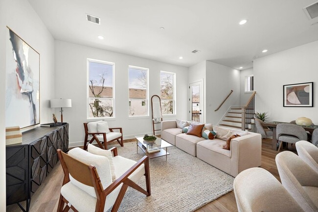 Building Photo - 835 Elkhart St