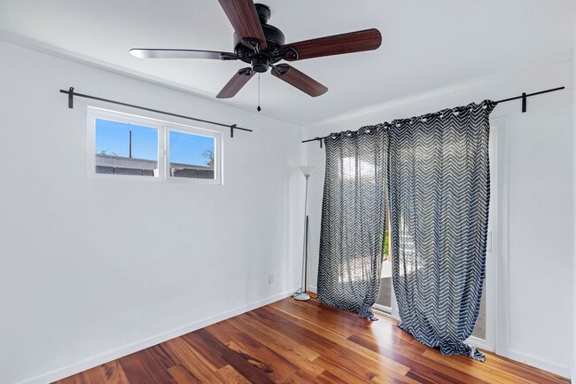 Building Photo - 3-2