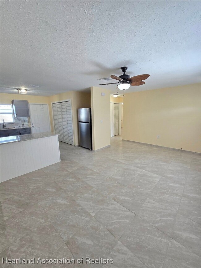 Building Photo - 613 Memorial Dr