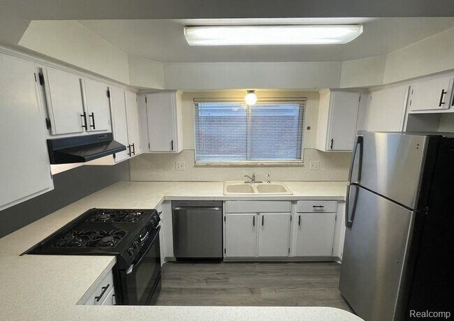 Building Photo - 34660 MacDonald Dr