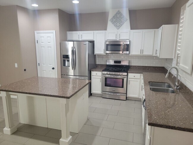 Building Photo - Spacious 3 Bedroom Home with Garage & Soak...