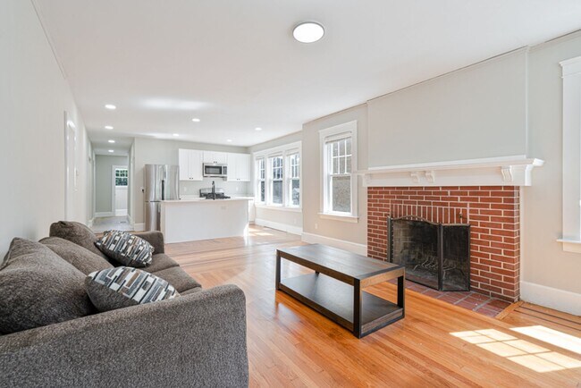 Building Photo - 4 Bed Gorgeous Unit Near PC / Elmhurst (Available 6/1/2026)