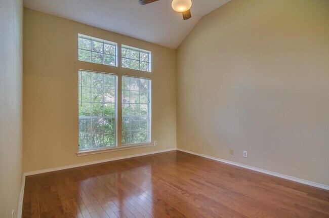 Building Photo - Wonderful 4BR/2.5 Bath in Encino Park -- D...