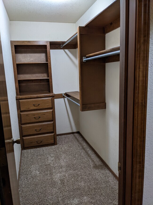 Walk in closet - 1618 Julie Plz