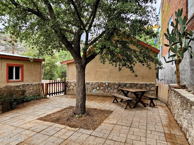 Building Photo - 25 Sowles Ave