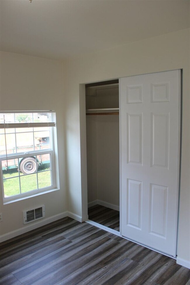 Building Photo - 3 Bedroom, 1.5 Bathroom House! Available now!