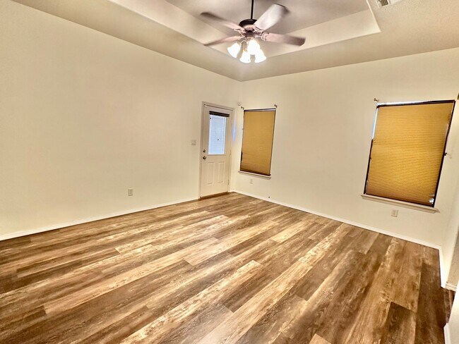 Building Photo - 1104 San Miguel St