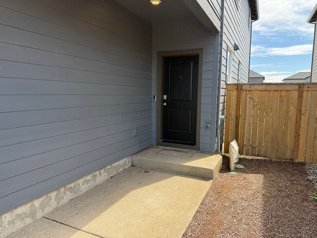 Building Photo - Newer 3 bedroom 2.5 bathroom house!