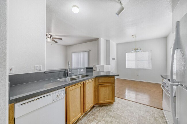 Building Photo - Adorable 1st Floor Condo In Gated Community!