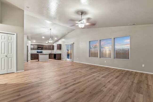 Building Photo - Spacious 4bd/2ba, Single Level Home in Qui...