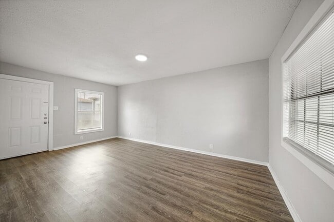Building Photo - 1723 W 5th St
