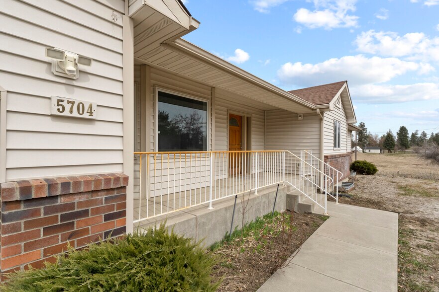 Building Photo - 5704 W Garden Springs Rd