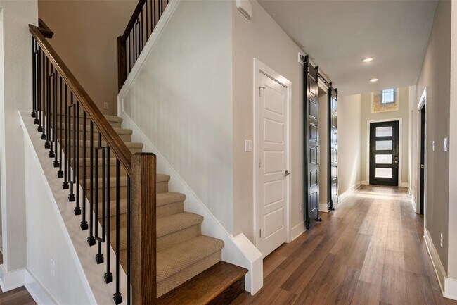 Building Photo - 2104 Prairie Oaks Dr