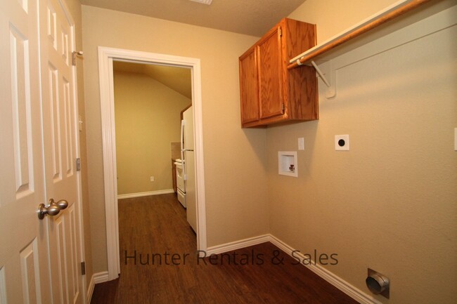 Building Photo - Luxury Duplex!