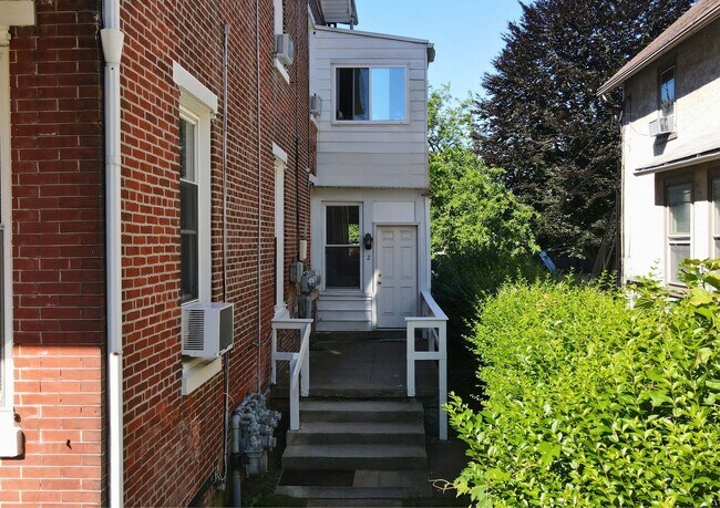 Building Photo - 402 N Church St