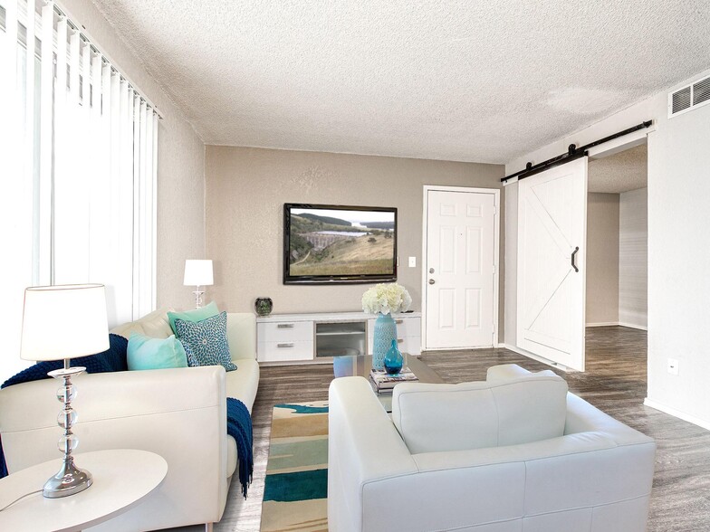 Living Area - Diamond Creek Apartments