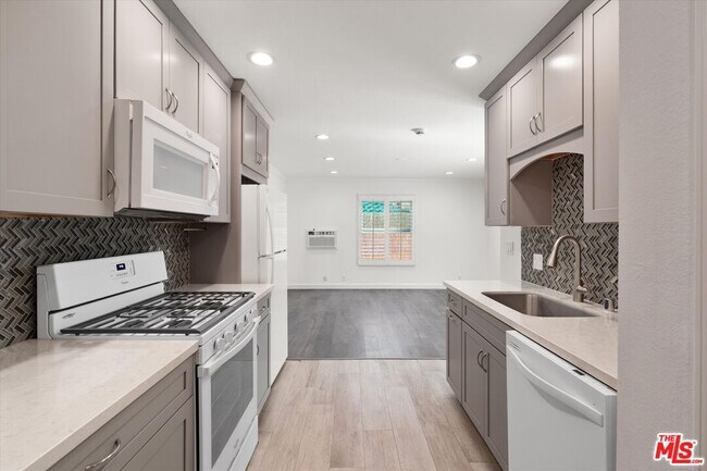 Building Photo - 2002 Kelton Ave