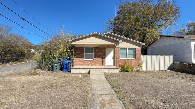 Primary Photo - 4 bedroom 1.5 bathroom house in Copperas C...