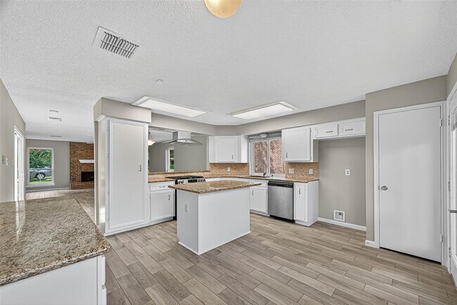 Building Photo - 16019 Parksley Dr