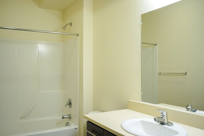 Building Photo - Love Where You Live!  Great Studio in Sellwood w APP FEES CREDITED!