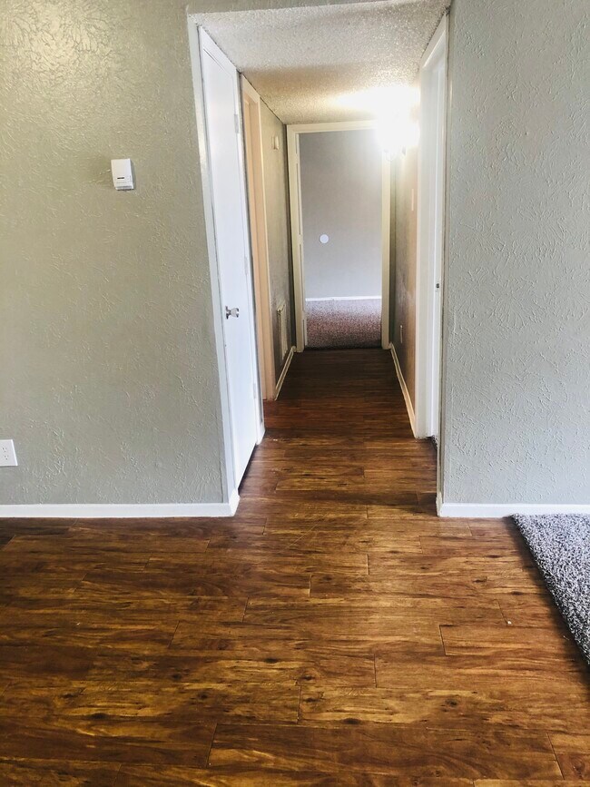 Building Photo - 2101 Lakeview Cir