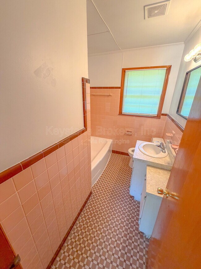 Building Photo - 2525 Tredway Dr