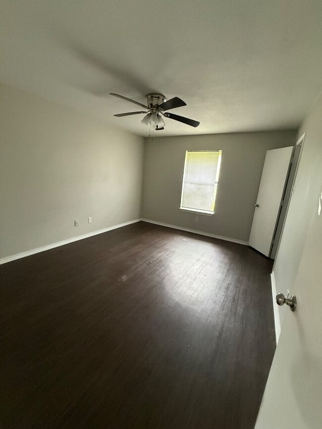 Building Photo - 3733 Stoneridge Dr