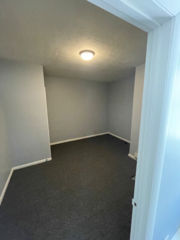 Building Photo - 913 N Main St