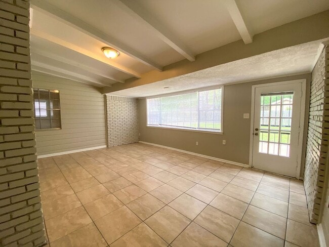 Building Photo - Large 3 bed, 2 bath home near Raines and I...