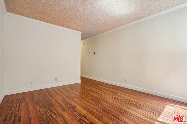 Building Photo - 530 S Barrington Ave