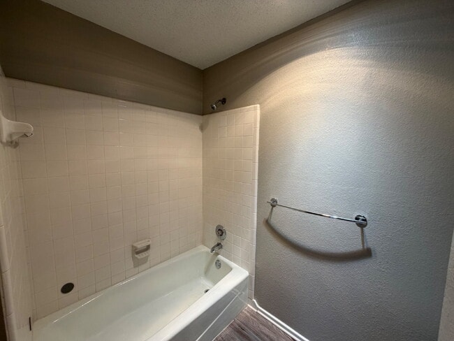 Building Photo - House Located On Cul-De-Sac & Minutes From Several Take Out Spots & W. Loop 289!