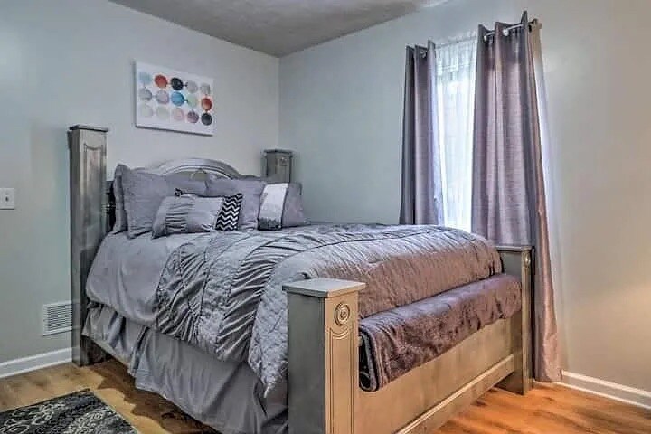 Building Photo - Room in House on Oak Dr