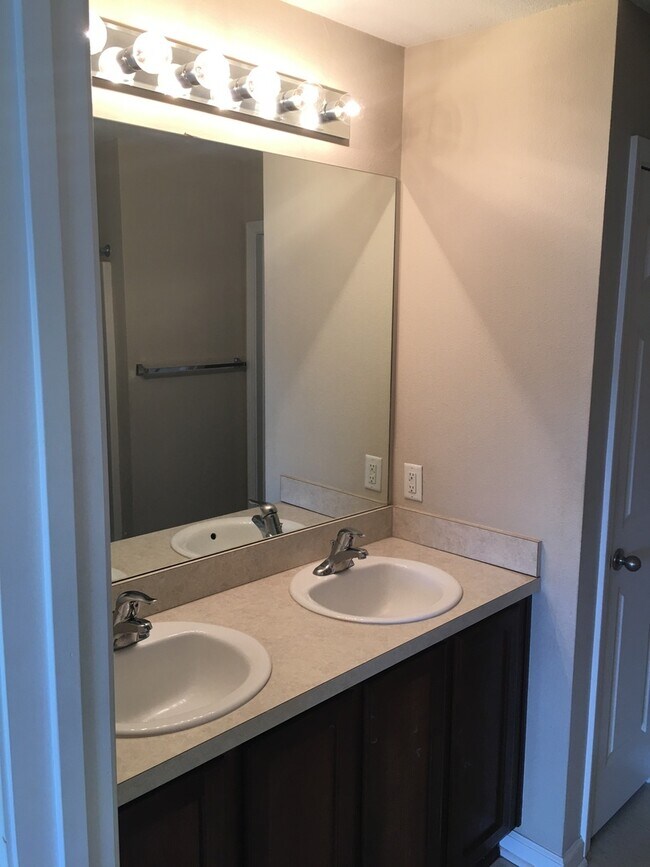 Building Photo - Townhome Available in Richmond Hill City Limits!