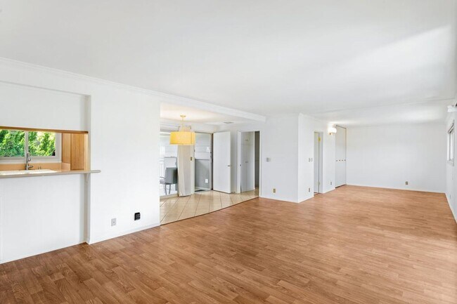 Building Photo - Unfurnished, SENIOR Living at Encina Royale