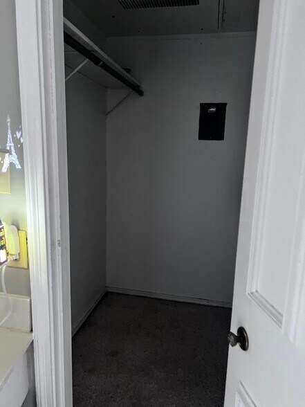 Closet - 1108 W Plato Rd