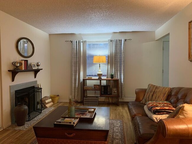 Building Photo - 2 Bed/1 Bath - Pool, Fireplace, Laundry Fa...