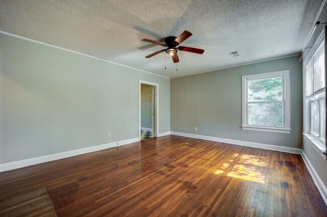 Building Photo - Freshly Updated 3 Bedroom House