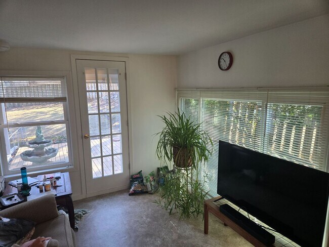 Building Photo - Charming West-Side Gem