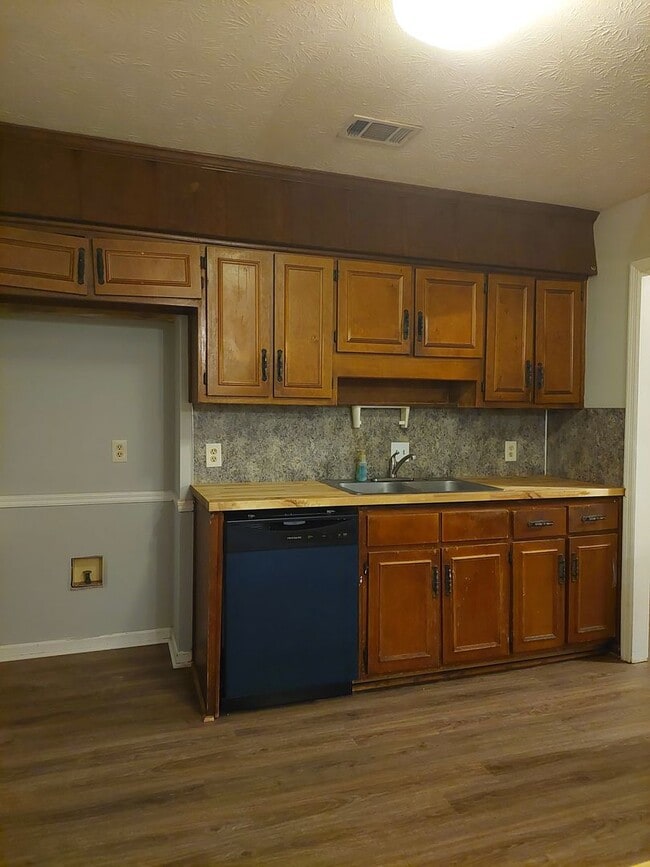 Building Photo - 3062 Viking Dr