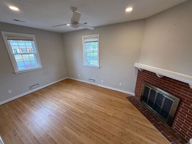 Building Photo - Three Bedroom Two Bath Home in Ridgeview/Parham & Ridge Area. Available in December!