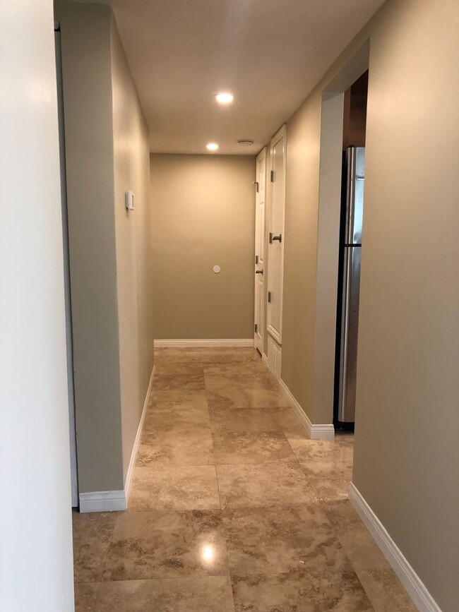 Building Photo - Spacious 3 + 2 Ocean View Condo - Prime Corner Location.