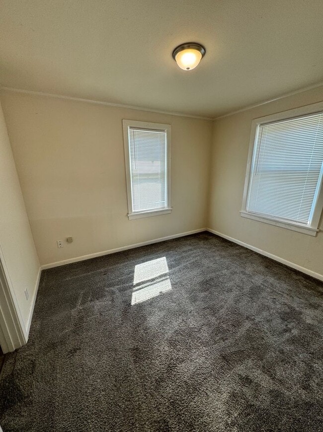 Building Photo - 2 bed 1.5 house with garage storage