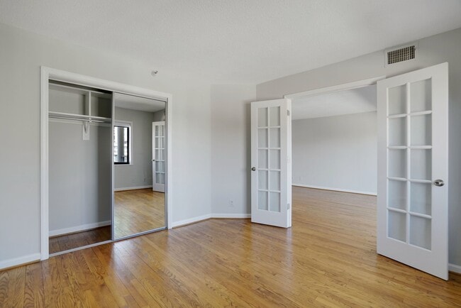 Building Photo - 1600 N Oak St