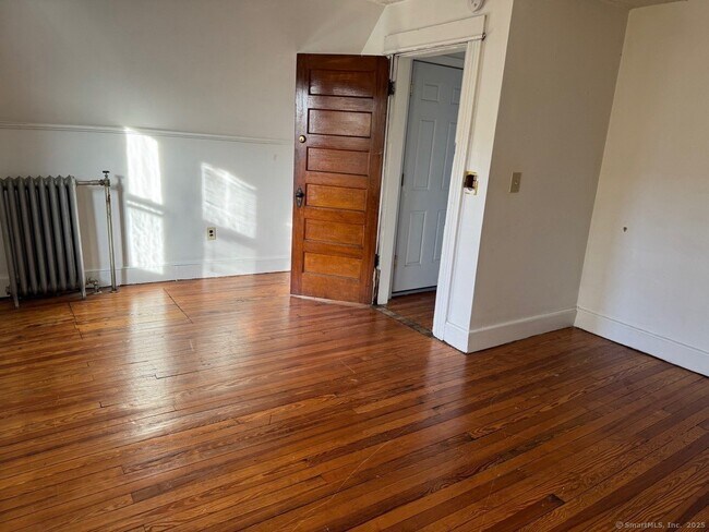 Building Photo - 458 Ridgefield Ave