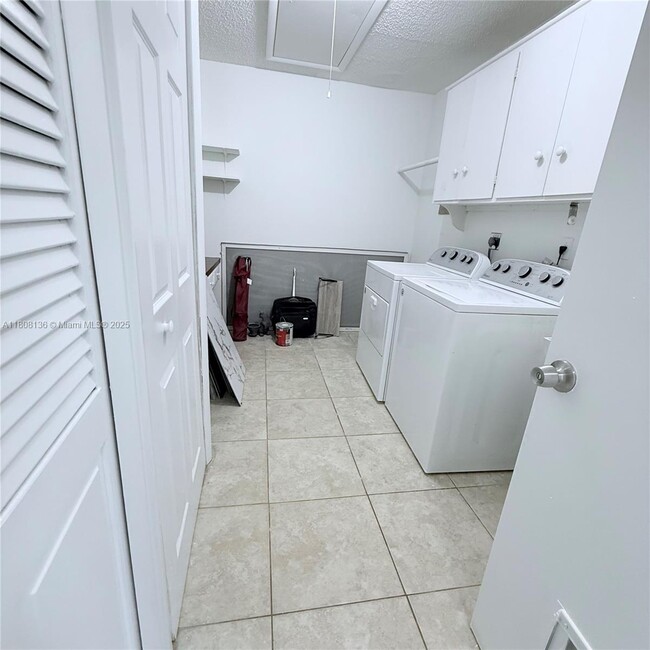 Building Photo - 6183 Live Oak Ct