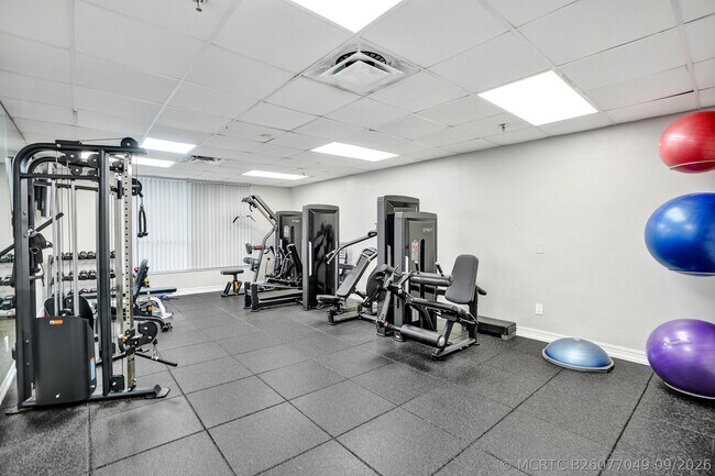 Building Photo - 5355 10th Fairway Dr