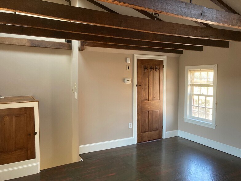 Building Photo - 1038 N Leithgow St